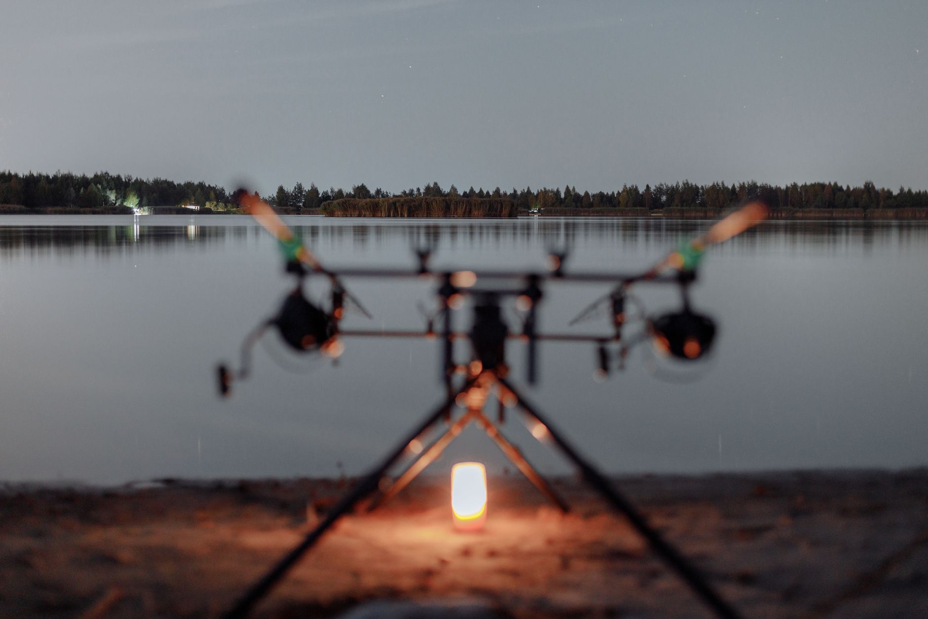 Angelrute am See in der Abenddämmerung