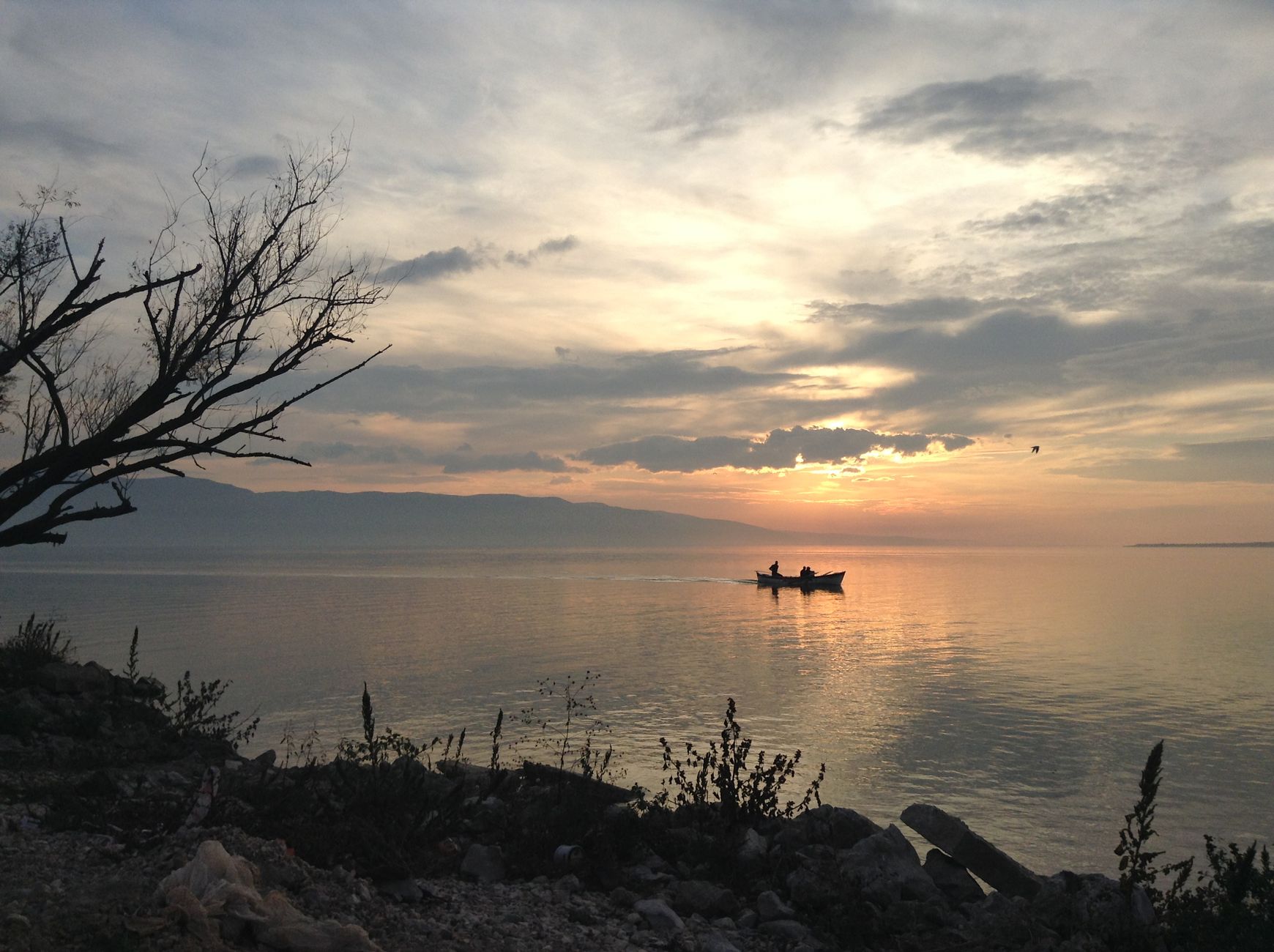 Boot auf ruhigem Wasser im Morgenlicht