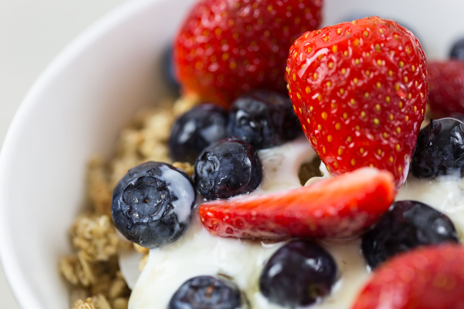 Joghurt-Bowl mit Granola, Blaubeeren und Erdbeeren