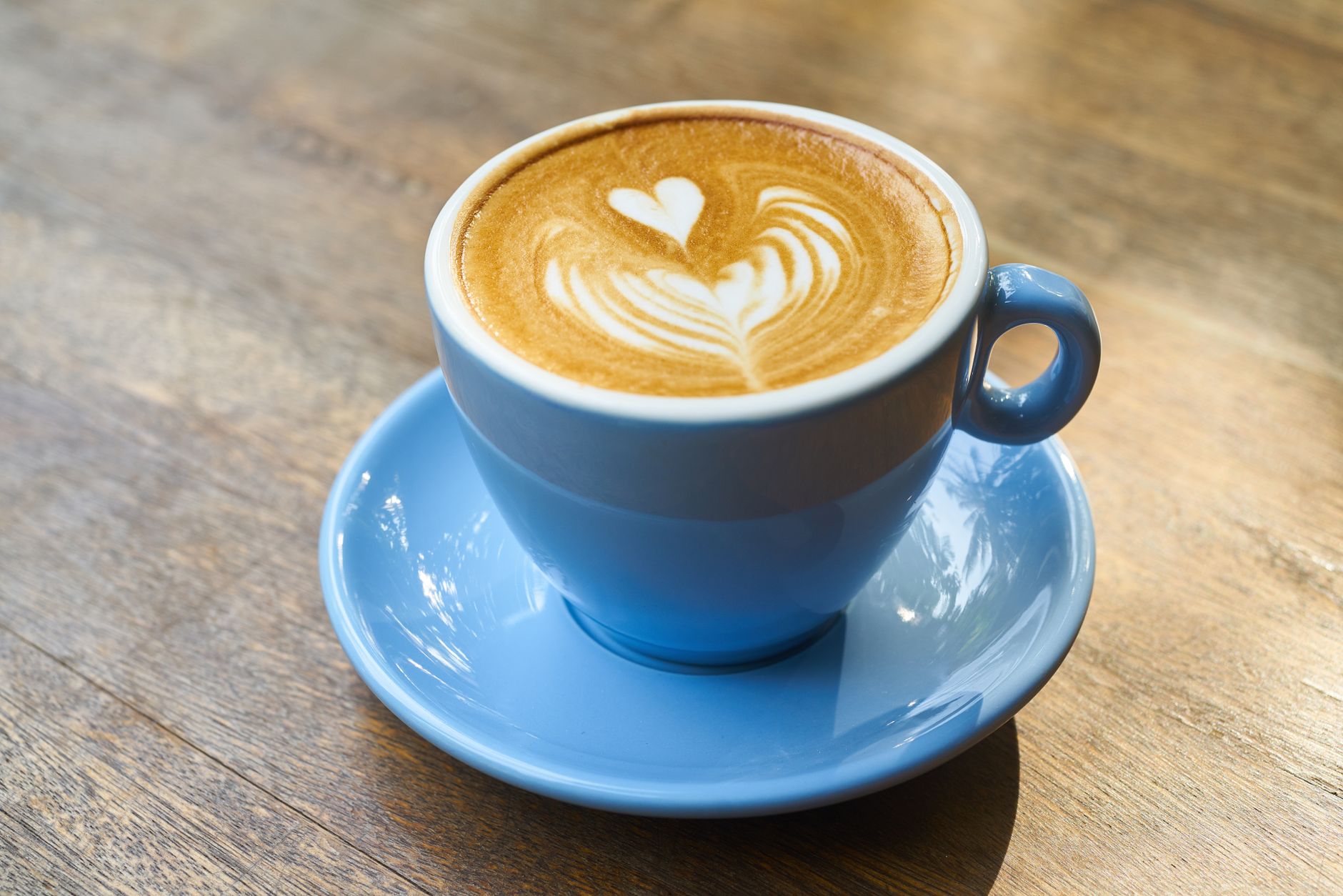 Cappuccino mit einem Herz im Milchschaum, von oben fotografiert